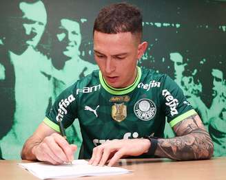 Aníbal assinando contrato com o Palmeiras –