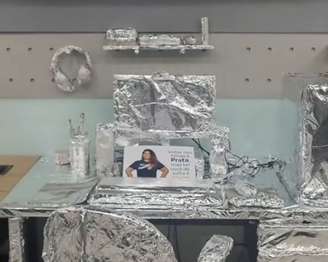 Funcionária é surpreendida com pegadinha ao voltar de férias 