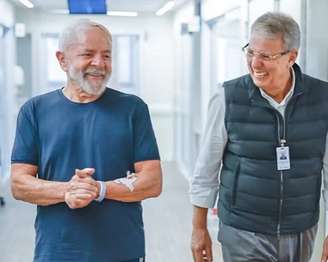 O presidente Luiz Inácio Lula da Silva e o neurocirurgião Marcos Stavale caminhando pelos corredores do Hospital Sírio Libanês