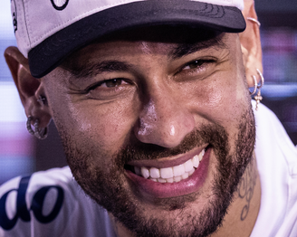 Neymar esbanja leveza ao priorizar futebol ao invés de dinheiro