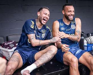 Neymar apareceu sorrident no primeiro treino no Santos