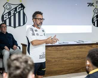 Cleber Xavier é apresentado ao elenco e às intermediações do Santos