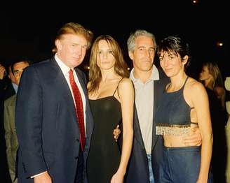 Da esquerda para a direita, o empreendedor imobiliário americano Donald Trump e sua namorada (e futura esposa), a ex-modelo Melania Knauss, o financista (e futuro criminoso sexual condenado) Jeffrey Epstein e a socialite britânica Ghislaine Maxwell posam juntos no clube Mar-a-Lago, em Palm Beach, Flórida, em 12 de fevereiro de 2000