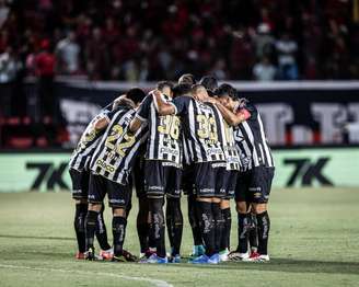 Jogadores do Santos no Estádio Barradão ( Fotos: Raul Baretta/ Santos FC.)