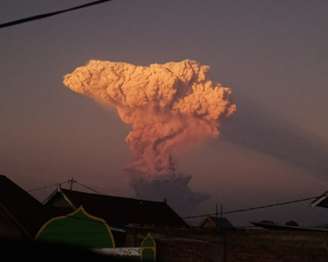 Vulcão entrou em erupção na Indonésia nesta terça