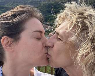 Alessandra Maestrini beijando a namorada