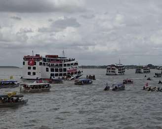  ‘Barqueata’ percorre a Baía do Guajará, na manhã desta quarta-feira (12), em Belém