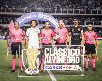 Santos e Corinthians é marcado por arbitragem polêmica 