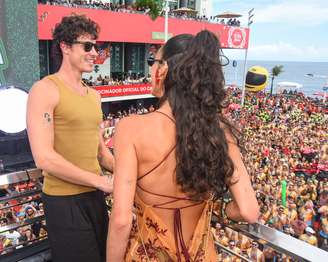A atriz Bruna Marquesine e o cantor Shawn Mendes no bloco da Ivete Sangalo