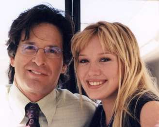 Hilary Duff lamenta morte de Robert Carradine, seu pai em 'Lizzie McGuire'