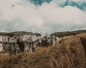Trilhas como a do Vértice e do Cotovelo oferecem diferentes formas de explorar o parque, desde mirantes panorâmicos até percursos mais longos que acompanham as curvas do cânion – Wikimedia Commons/ DiegoArelano