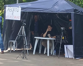 Ato de Lucas Pavanato na USP termina com spray de pimenta e vereadora agredida