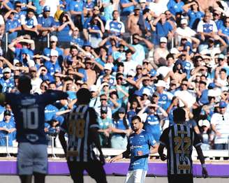 Torcedores do Cruzeiro vaiam o time 