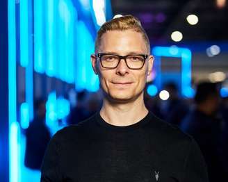 Futurista Ian Beacraft acredita que a IA será adotada gradualmente e mudará forma como empresas funcionam por ser uma plataforma, e não apenas uma tecnologia