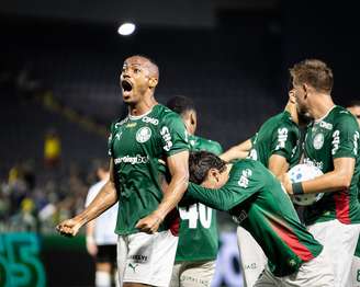 Marlon Freitas comemora gol contra o Grêmio