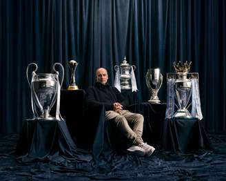 Guardiola ao lado das conquistas da Premier League e da Champions League 