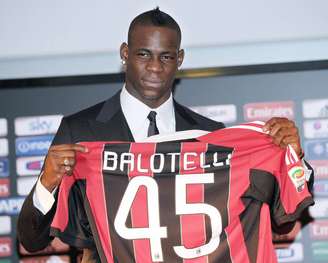 Balotelli foi apresentado nesta sexta como reforço do Milan