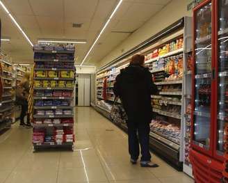 <p>De acordo com o resultado, 45% disseram que devem comprar menos produtos em supermercado</p>