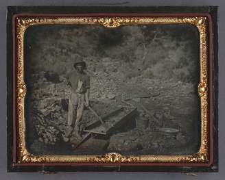 Muitas pessoas negras escravizadas eram forçadas a trabalhar em minas durante a corrida do ouro na Califórnia, a partir de 1848