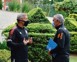 Hernán Crespo e Tite interagiram no CT da Barra Funda na última semana (Foto: Divulgação/saopaulofc)