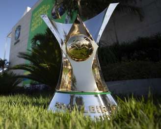 Taça do Campeonato Brasileiro na sede da CBF (Foto: Lucas Figueiredo/CBF)