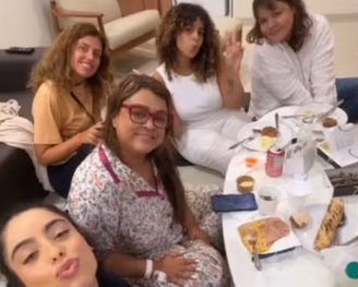 Internada com hérnia de disco, Preta Gil faz 'piquenique' com amigas no hospital