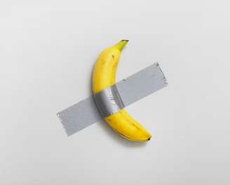 O empresário Justin Sun, que trabalha com criptomoedas, pagou US$ 6,2 milhões (R$ 37 milhões) por uma obra de arte que consistia em uma banana fixada na parede com fita adesiva. O fato aconteceu no dia 21/11, em leilão da Sotheby’s, em Nova York.