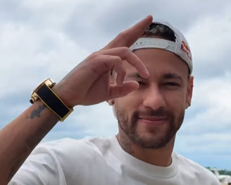 Neymar adora ostentar relógios que valem milhões de reais