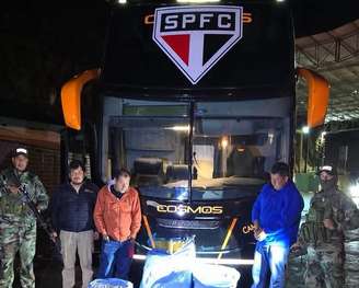 Ônibus que transportaria São Paulo na Bolívia é apreendido com 86,5 kg de maconha.