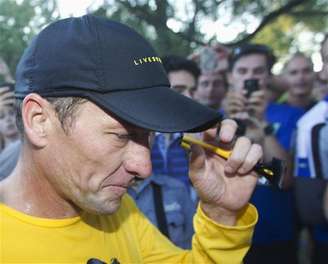 Lance Armstrong vai em direção ao seu carro após corrida com fãs no parque Mount Royal, em Montreal, em agosto de 2012. Armstrong planeja admitir ter se dopado durante a carreira em entrevista à apresentadora Oprah Winfrey na próxima semana. 29/08/2012