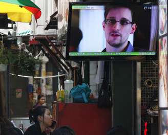 TV mostra um noticiário de Hong Kong sobre Edward Snowden
