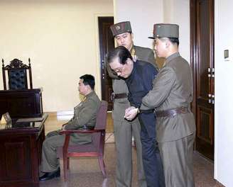 Imagem divulgada pela mídia estatal de Jang Song-thaek no tribunal antes de ser executado 