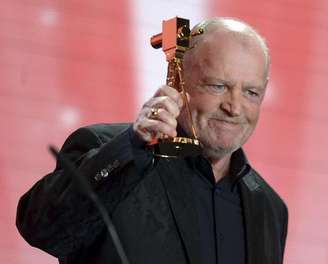 Cantor britânico Joe Cocker recebe prêmio por conjunto da obra durante cerimônia da Câmera de Ouro, em Berlim. 02/02/2013