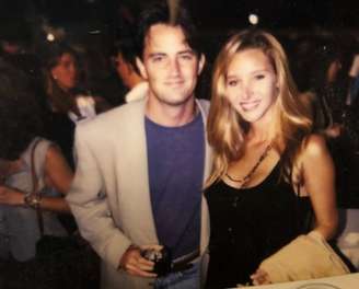 Lisa Kudrow descobre bilhete de Matthew Perry após 20 anos do fim de 'Friends'