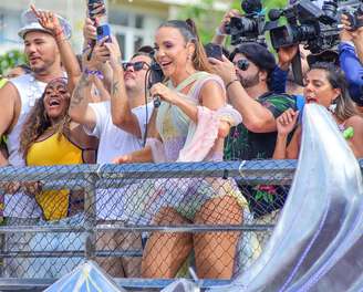 Ivete Sangalo desfila trio elétrico em último dia de Carnaval de Salvador