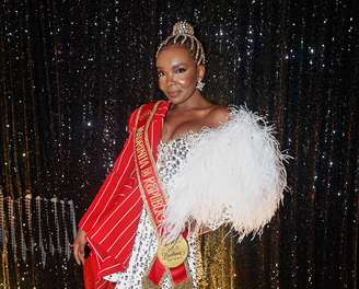 Thelminha aproveita camarote no Anhembi