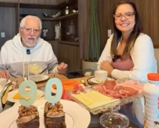 Carlos Alberto de Nóbrega celebra 90 anos com a mulher