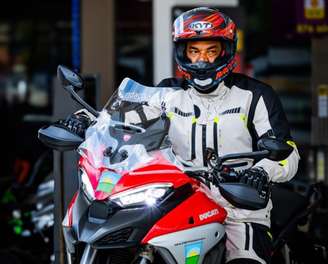 Cafu é fã da modalidade e costuma pilotar sua moto