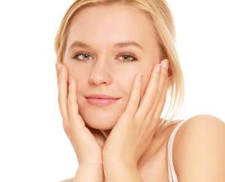 Os poros dilatados são comuns em pessoas com pele oleosa. Eles facilitam o acúmulo de poluição e de resíduos na cútis, deixando-a sem brilho e com textura irregular