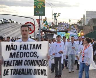 De jaleco, centenas de médicos protestaram em Brasília nesta sexta-feira