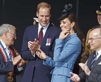 <p>Príncipe William, o duque de Cambridge, e sua esposa Catherine, Duquesa de Cambridge, assistem a uma cerimônia em Arromanches, França em 6 de junho</p>