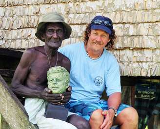 A esquerda, o "heroi" das Ilhas Salomão que socorreu o ex-presidente americano e outros tripulantes após naufrágio