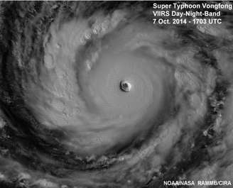 <p>Tempestade Vongfong iluminada apenas pela luz da lua</p>