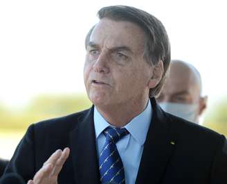 O Presidente da República do Brasil, Jair Messias Bolsonaro (sem partido), fala com simpatizantes e imprensa em frente ao Palácio da Alvorada