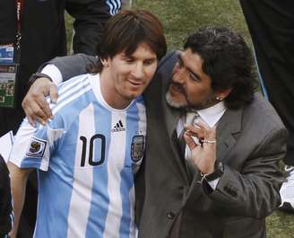 Diego Maradona abraça Lionel Messi após partida entre Argentina e Coreia do Sul na Copa do Mundo de 2010
17/06/2010 REUTERS/Amr Abdallah Dalsh