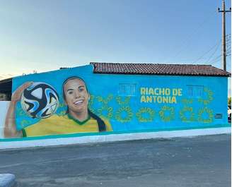 Antonia Silva teve o rosto estampado em um muro de Riacho de Santana, cidade localizada há cerca de 420 km de Natal (RN)
