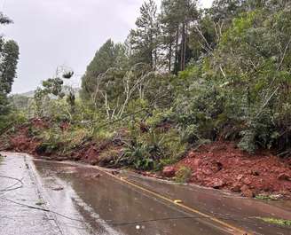 As fortes chuvas bloquearam várias estradas no interior do município.