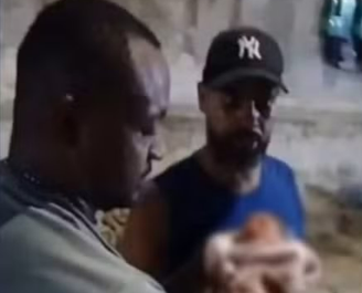 Profissionais da limpeza urbana do Rio de Janeiro com bebê encontrada em lixeira na Zona Norte