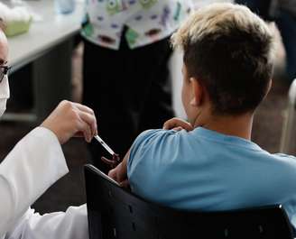 No SUS, vacina contra dengue está disponível para crianças e adolescentes de 10 a 14 anos.