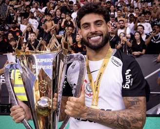 Yuri Alberto, do Corinthians, com a taca da Supercopa Rei 